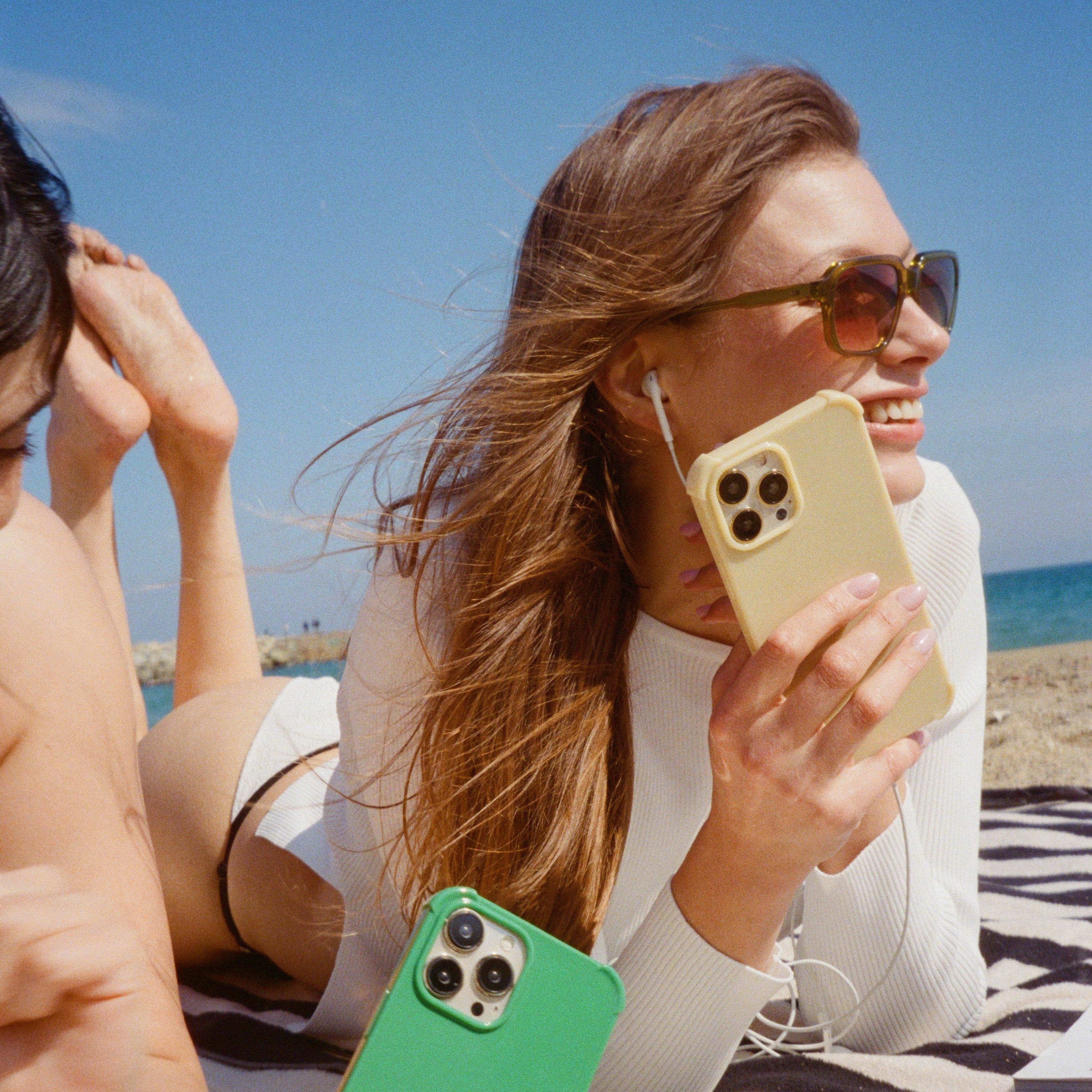 【Atelje】Butter yellow iPhoneケース＆リストレットセット Atelje iPhone Case in Butter Yellow - Black White Denim