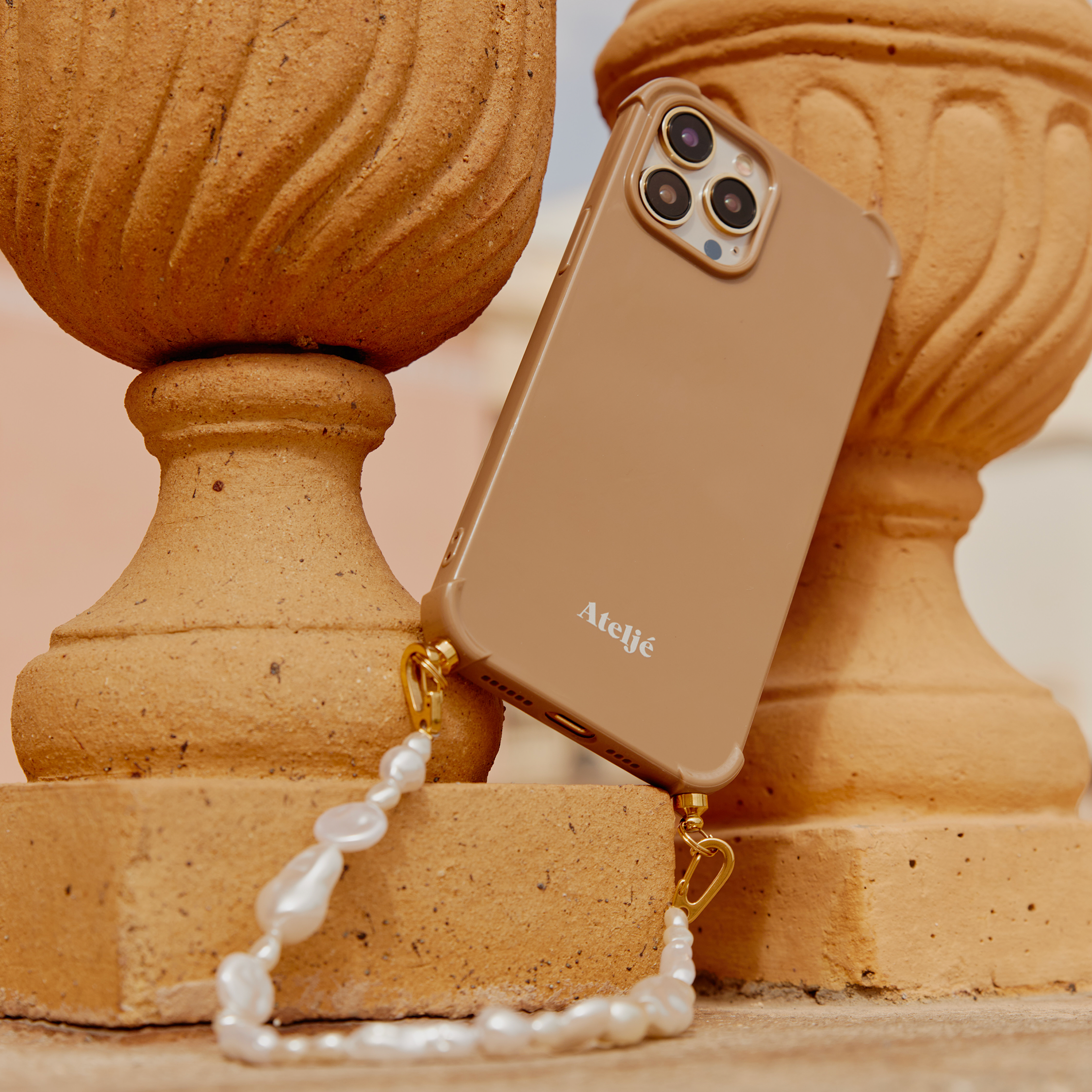 Caramel iPhone case with Beach walk cord | Ateljé