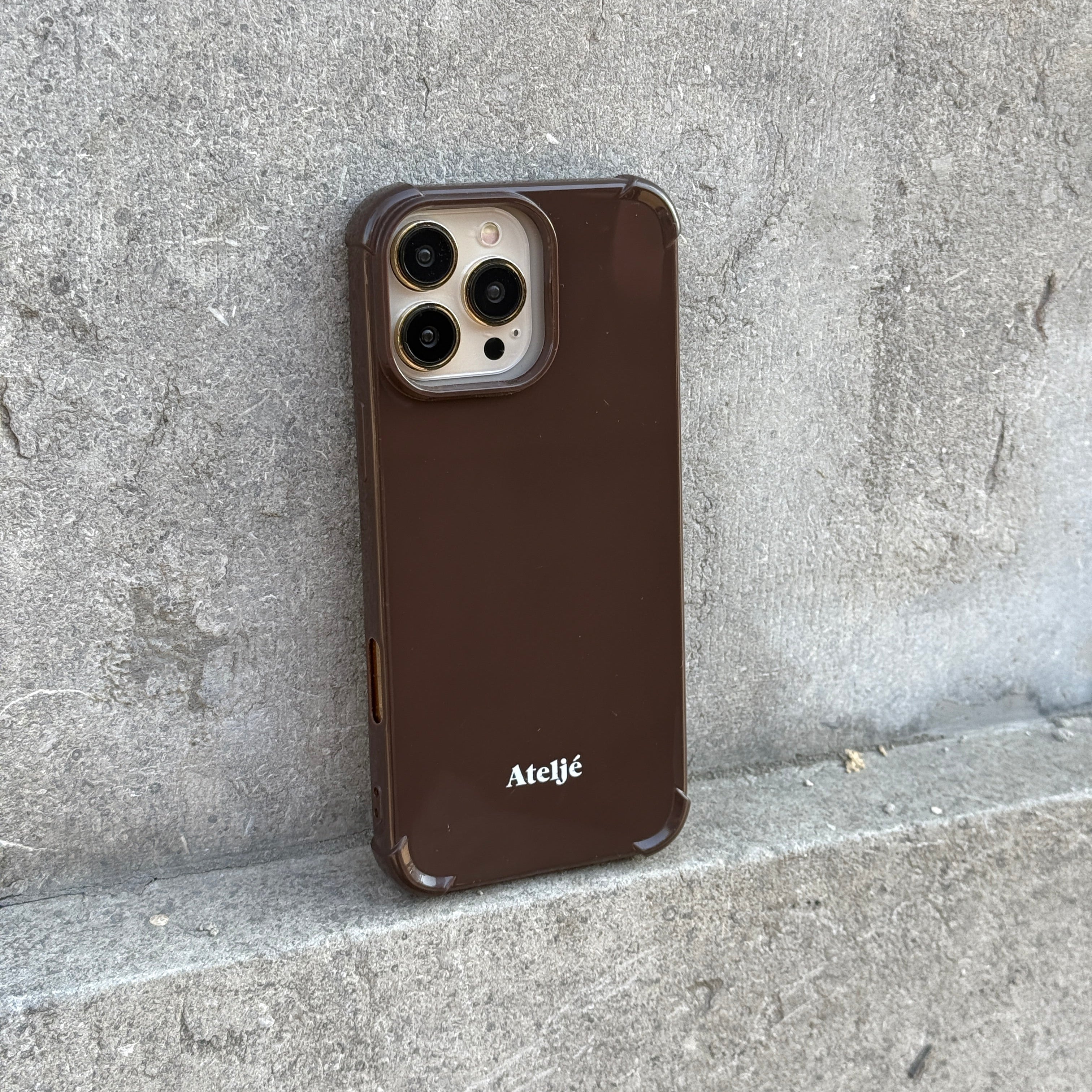 Dunkelbraune, recycelte iPhone-Hülle – ohne Ringe