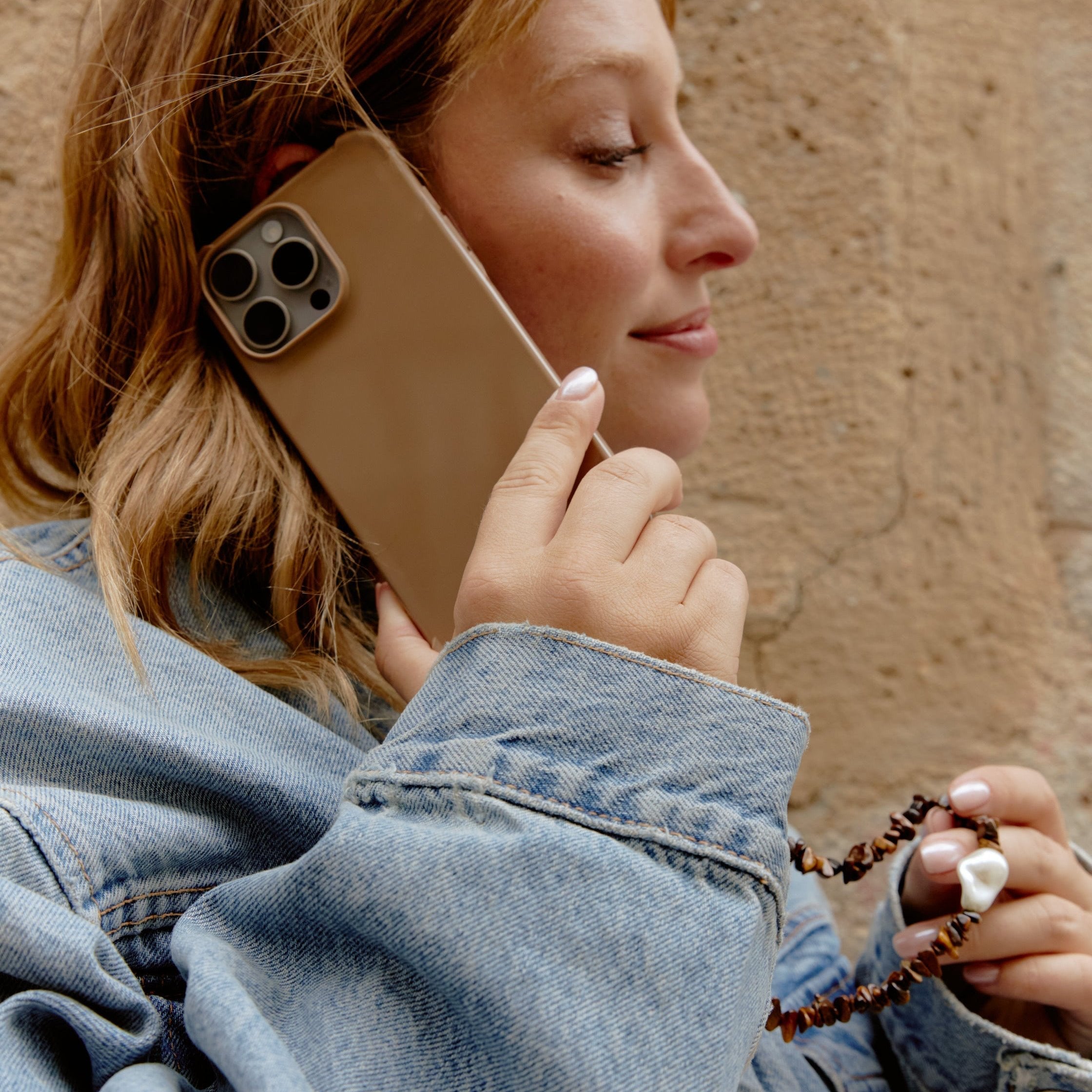 Recycelte iPhone-Hülle in Karamell – ohne Kabel