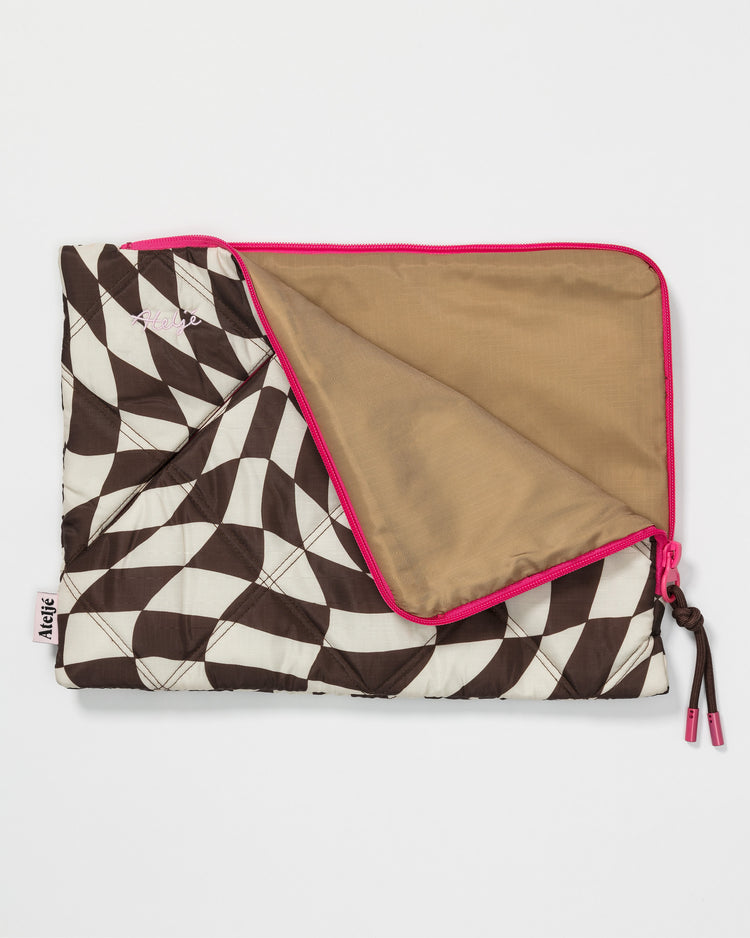 Puffy recycled Check mate laptop sleeve