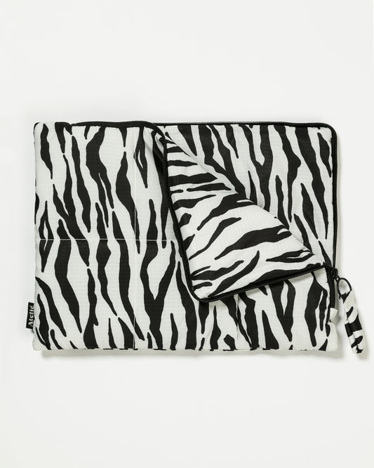 Puffy recycled laptop sleeve - Zebra